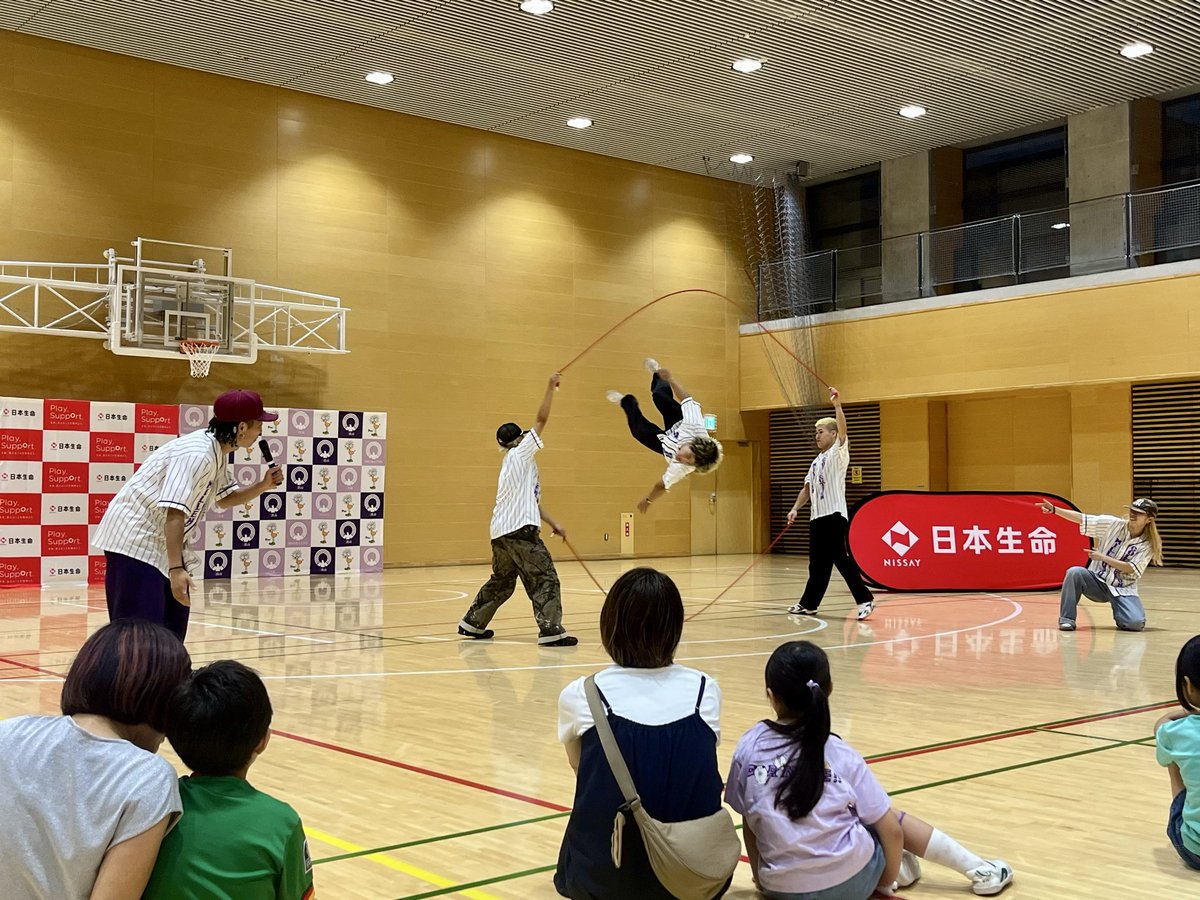 tattaka_mitaka's tweet photo. ⋱ 🤸♀️「なわとび教室」開催🤸⋰
#三鷹市 #日本生命武蔵野支社 #三鷹市スポーツと文化財団 で共催‼️
講師は、世界大会でも優勝経験のあるプロチーム #MillenniumCollection の皆さん✨️圧巻のパフォーマンスだった✨️✨️
ダブルダッチにも挑戦したよ!みんなカッコ良い😎
なわとびって楽しいね🎶 https://t.co/gMwZZIBDji