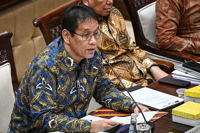 LambeSahamjja's tweet photo. Purbaya ambil utang baru Rp 477,4 T hingga juli untuk:
- untuk biaya (subsidi, gaji ASN, program sosial, infrastruktur 
- untuk bayar cicilan/bunga utang lama (refinancing) 
- untuk danai program pemerintah bansos, MBG, revitalisasi sekolah, Kopdes Merah Putih, dll https://t.co/cb3UwU0n3O