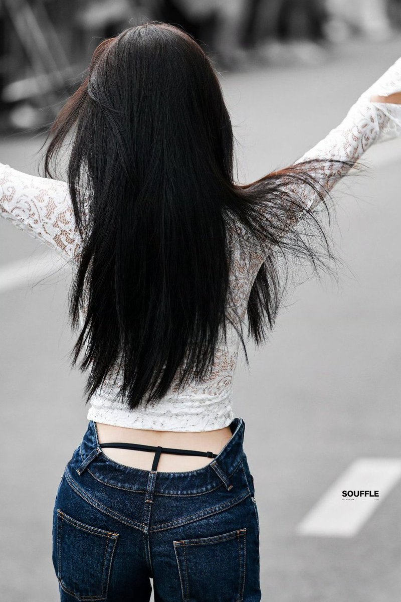 lovestheryu's tweet photo. OUTFIT SERVING CVNT https://t.co/w7aURwOpF1