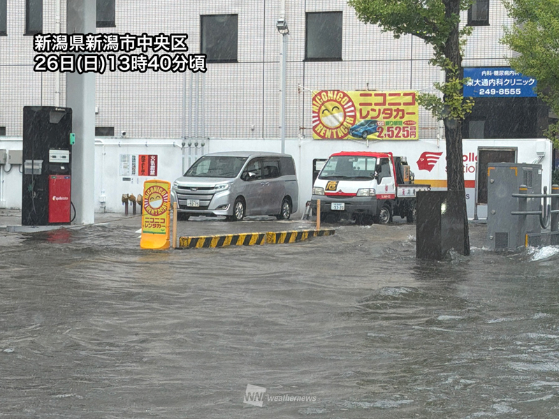 wni_jp's tweet photo. 【新潟で冠水が発生】
今日26日(日)は梅雨前線が停滞する新潟県内で大雨となっています。
ウェザニュースアプリ利用者からは、車道が川のようになっている様子も届いています。
道路冠水による被害に警戒が必要です。
https://t.co/OYkBPSesSD https://t.co/mm3lvrgZsb