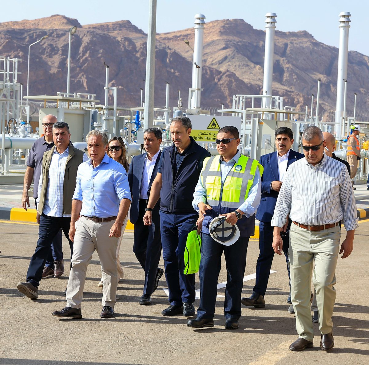 PrimeMinistry's tweet photo. رئيس الوزراء الدكتور جعفر حسَّان يفتتح محطَّة للغاز الطبيعي في مدينة القويرة الصناعيَّة في العقبة، ضمن استراتيجيَّة حكوميَّة تستهدف تخفيض كُلف الطَّاقة في المدن والتجمُّعات الصِّناعيَّة في مختلف محافظات المملكة بنسبة 35 - 60%.

وصلت كُلفة إنشاء محطَّة الغاز الطَّبيعي في مدينة القويرة الصِّناعيَّة إلى قُرابة 8 ملايين دينار، وتبلغ قدرتها الأوليَّة 30 ألف متر مكعب يوميَّاً قابلة للزِّيادة إلى 90 ألف متر مكعب يوميَّاً، وتأتي ضمن الخطوات والقرارات التي اتخذتها الحكومة لدعم الصِّناعة الوطنيَّة التي تشهد نموَّاً متصاعداً في صادراتها، مثلما تستهدف توفير فرص تنافسيَّة لجلب استثمارات جديدة للمملكة.

تم تطوير مدينة القويرة الصِّناعيَّة على مساحة 1800 دونم، وبدأ العمل بتنفيذها عام 2023م، ضمن اتفاقيَّة تطوير مشترك بين سُلطة منطقة العقبة الاقتصاديَّة الخاصَّة وشركة تطوير العقبة وشركة PBI، وتمَّ إتمام أعمال البنية التحتيَّة للمرحلة الأولى منها بمساحة تزيد عن 300 دونم، وإنشاء محطَّة قياس وتخفيض ضغط مرتبطة بخط الغاز العربي وشبكة الغاز الطبيعي بقدرة تزيد عن 90 ألف متر مكعب في السَّاعة، وبكُلفة بلغت 25 مليون دينار.