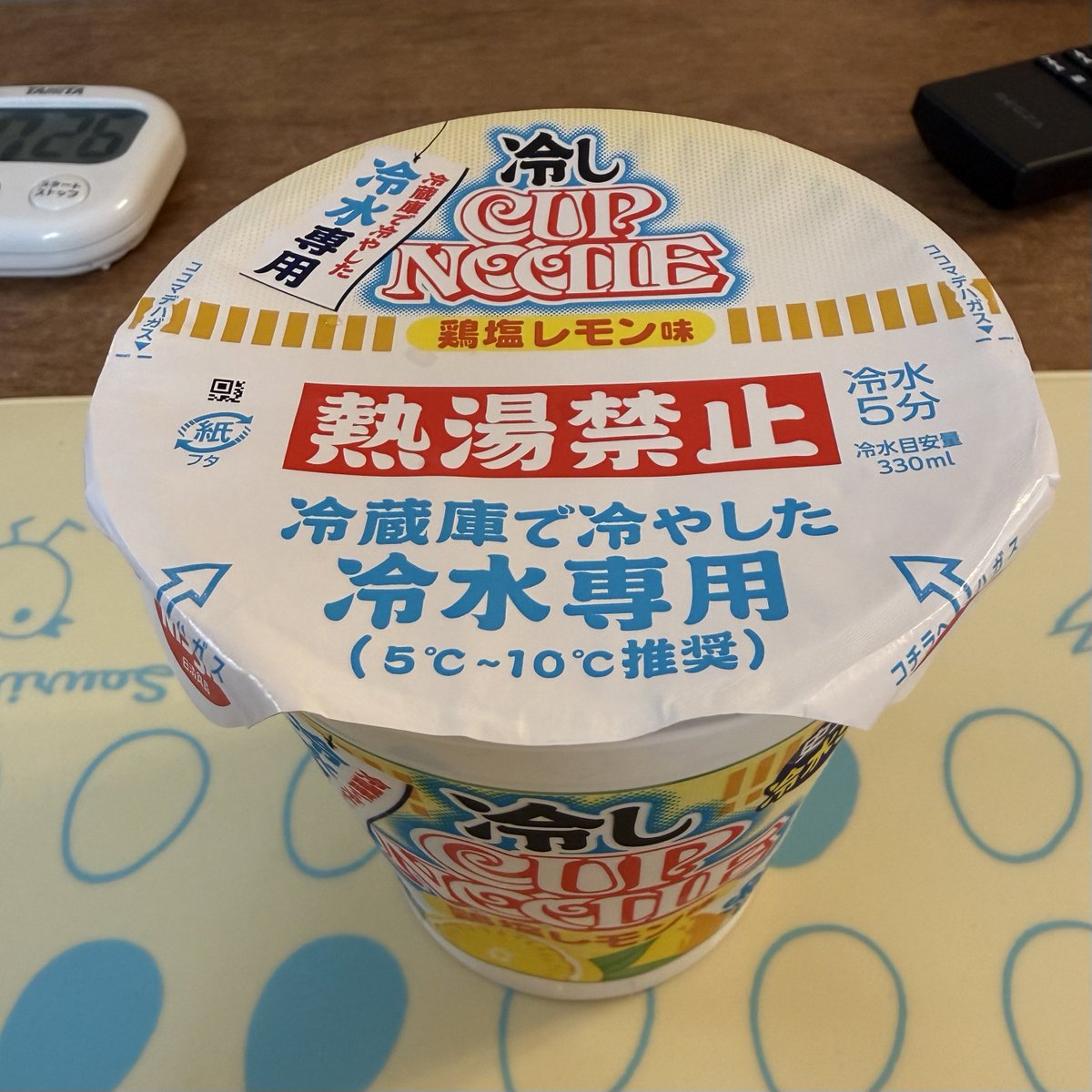 Corydo2019's tweet photo. 水道水は28度もあったので、氷入れて10度までちゃんと下げてから作った。
麺はいつものカプヌの香ばしい麺で、スープもさっぱりしてて少し辛くて美味しかった！

ちゃんと冷水で作らないと、「いつものカプヌがぬるくなったやつ」にしかならないので要注意！

#カップヌードル
#冷しカップヌードル https://t.co/JRXhmI1PqR