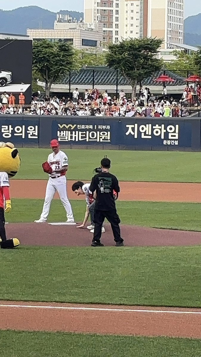dung2d2's tweet photo. 선발투수를 위해 시구 후 마운드를 정리하는 강아 https://t.co/0qcdLBvJ4P
