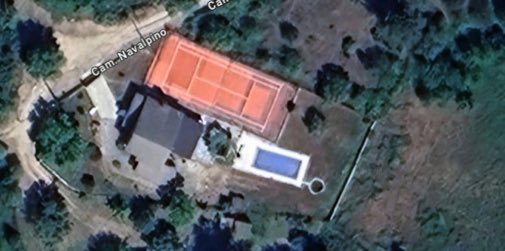 caminantes21's tweet photo. Sotillo de la Adrada, el pueblo de los Díaz Ayuso, está a solo 6 km de La Adrada, ese lugar donde el juez Peinado tiene un chalet con piscina y pista de tenis declarado como almacén y ante el que el PP hace la vista gorda. Ahora es capaz de culpar del incendio a Begoña Gómez... https://t.co/NFP8vlKWMA