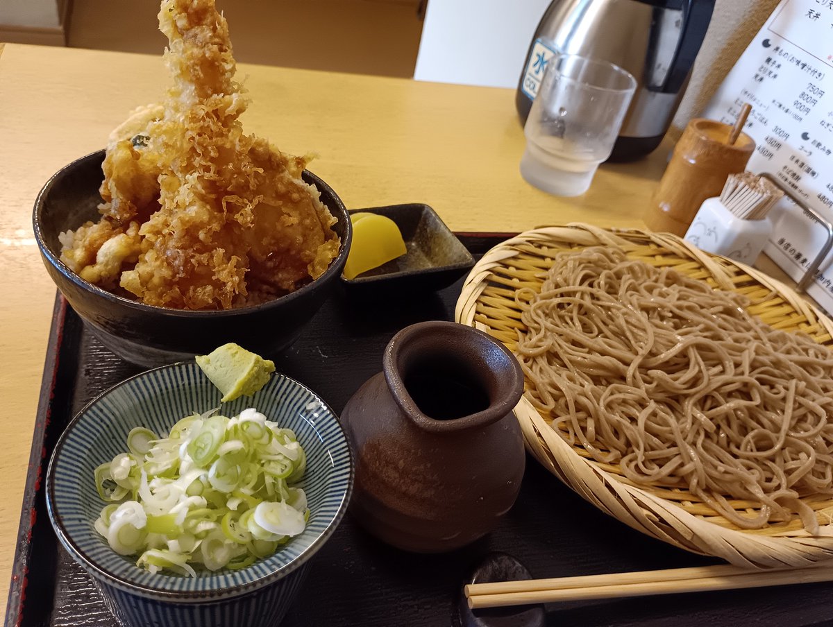 nitori5146's tweet photo. たまには蕎麦も食べますよと。ミニ天丼セットなのだが全然ミニではないのです。
お値段なんとっ900円。 https://t.co/rOqGdi38QJ