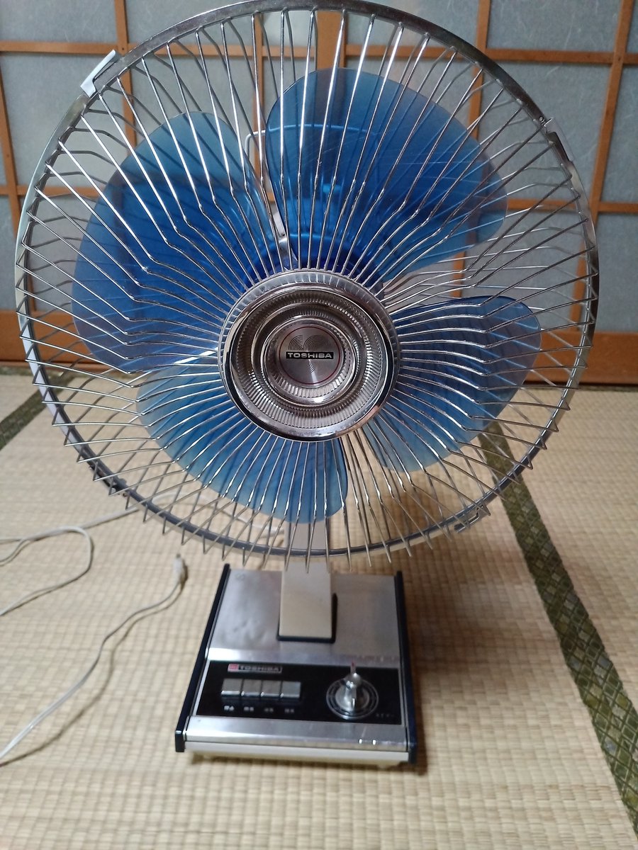 DEROCK57590337's tweet photo. 我が家の扇風機ラインナップ！
一番古いのは東芝製。羽根カバーのメッキが時代を感じます。
お次が約40年前のホリエ製。
最後は約20年前のメーカー？？リモコン付き。
全て現役です。

💥暑い夏に気をつけましょう。💥 https://t.co/G5IW9IMZuD