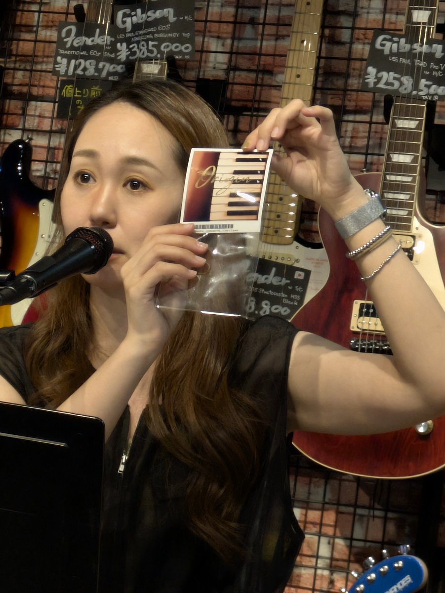 jump_tomochi's tweet photo. 今日は高井麻奈由ちゃんの玉光堂インストアライブ♫
2nd EP"Origin"のリリースイベント。
体調ダウン心配だったけど復活⤴のパワフルボイスに店内も歓声最高潮‼️
自分まで気持ちいーぃ(#^^#)
また遠征始まるけど、これからが暑さ最高潮だから、頑張って‼️
#高井麻奈由　#SSW https://t.co/4HUEUZnpra
