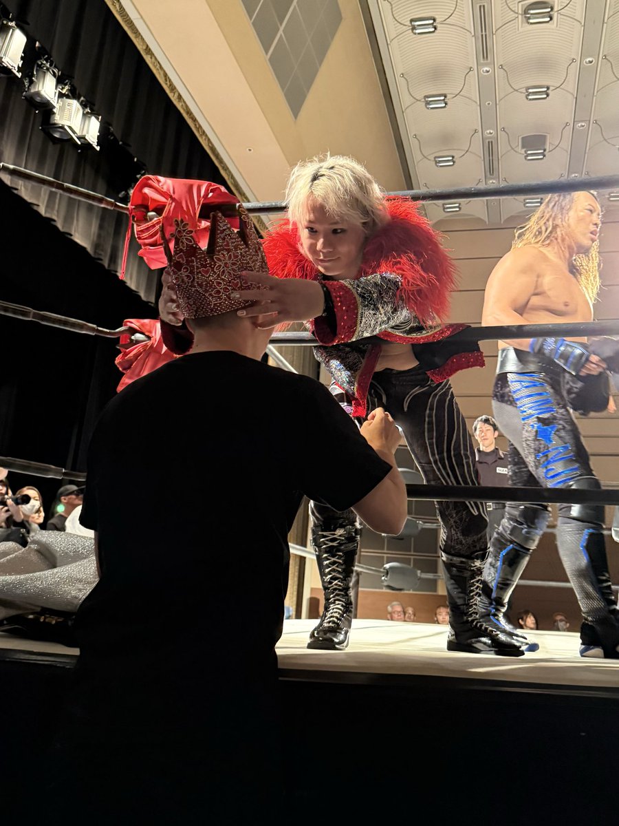 PoodleRan's tweet photo. 20260726 GLEAT 今池ガスホール

コスチュームの王冠👑をスタッフ？の人にかぶせて、ニッコリのARASHI選手😁

#GLEAT https://t.co/MlmPLSinbu
