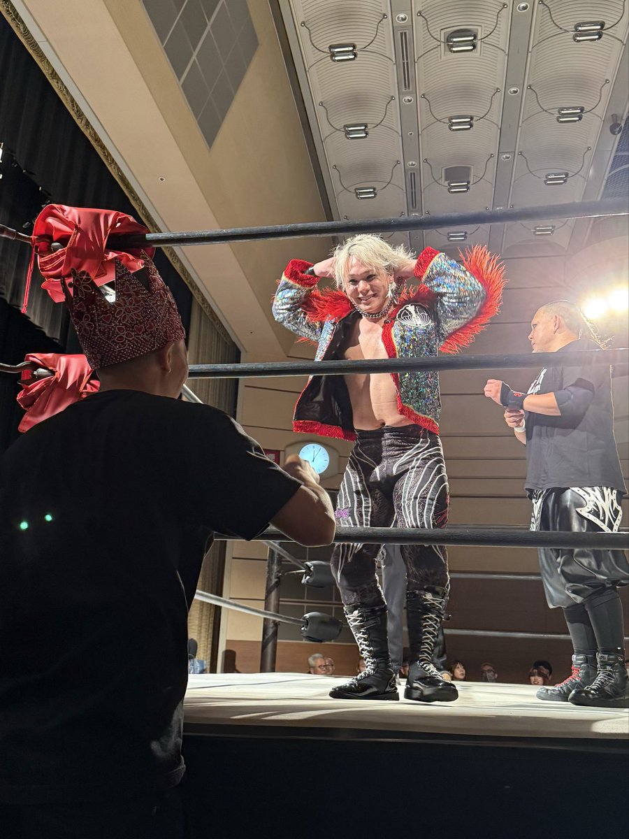 PoodleRan's tweet photo. 20260726 GLEAT 今池ガスホール

コスチュームの王冠👑をスタッフ？の人にかぶせて、ニッコリのARASHI選手😁

#GLEAT https://t.co/MlmPLSinbu