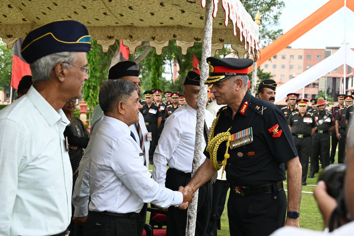 SWComd_IA's tweet photo. "Their sacrifice is our strength, their courage our inspiration"

#SaptaShaktiCommand solemnly commemorated #KargilVijayDiwas, paying tribute to the unmatched courage, valour and supreme sacrifice of the Bravehearts of #OperationVijay.

Lt Gen Mohit Malhotra, #ArmyCdr, #SaptaShaktiCommand, laid a wreath at Prerna Sthal, Jaipur Military Station; joining Veterans, Veer Naris and all ranks in paying heartfelt homage to the Bravehearts who made the ultimate sacrifice in the service of the Nation.

🌸 "शहीदों की चिताओं पर लगेंगे हर बरस मेले,
वतन पर मरने वालों का यही बाकी निशाँ होगा।" 🌸

#IndianArmy
#KargilVijayDiwas 
#OperationVijay 
#KargilWar 

@adgpi
@DIAV20
@SpokespersonMoD
@DefenceMinIndia 
@PRODefRjsthn