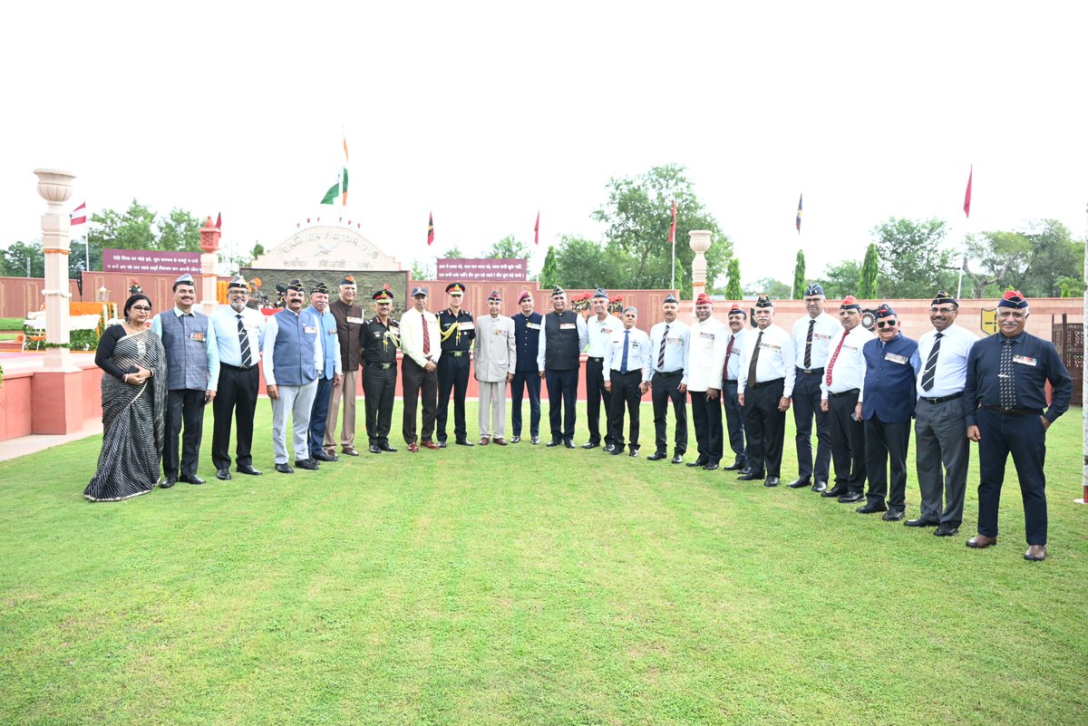 SWComd_IA's tweet photo. "Their sacrifice is our strength, their courage our inspiration"

#SaptaShaktiCommand solemnly commemorated #KargilVijayDiwas, paying tribute to the unmatched courage, valour and supreme sacrifice of the Bravehearts of #OperationVijay.

Lt Gen Mohit Malhotra, #ArmyCdr, #SaptaShaktiCommand, laid a wreath at Prerna Sthal, Jaipur Military Station; joining Veterans, Veer Naris and all ranks in paying heartfelt homage to the Bravehearts who made the ultimate sacrifice in the service of the Nation.

🌸 "शहीदों की चिताओं पर लगेंगे हर बरस मेले,
वतन पर मरने वालों का यही बाकी निशाँ होगा।" 🌸

#IndianArmy
#KargilVijayDiwas 
#OperationVijay 
#KargilWar 

@adgpi
@DIAV20
@SpokespersonMoD
@DefenceMinIndia 
@PRODefRjsthn