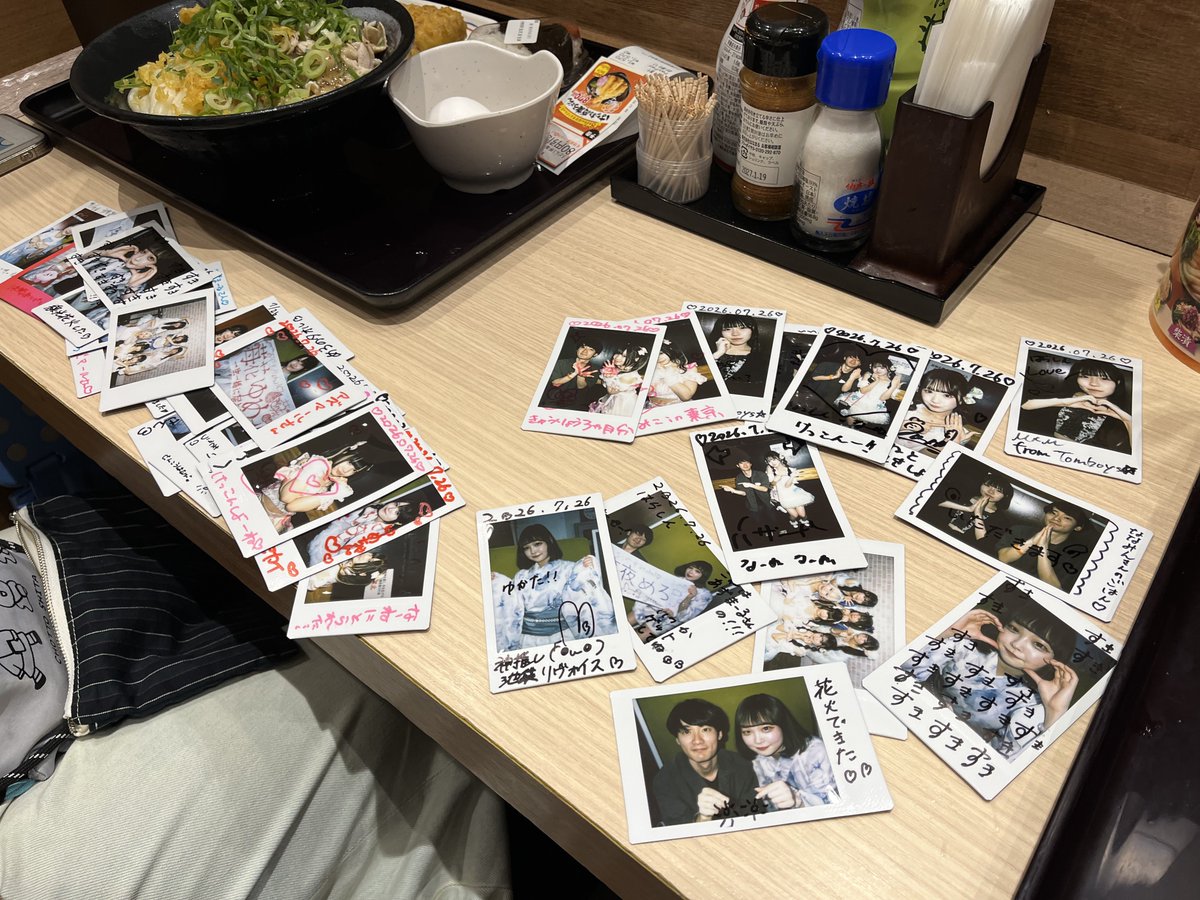 harashinnnn's tweet photo. アズマールと、神推しの出演メンが濃すぎて特典会回しきれなかったを語る会@うどん屋
乱雑なチェキの陳列でごめそtoかわいくてだいすき🫶な推しのみなさん https://t.co/mWmIyXRlmF