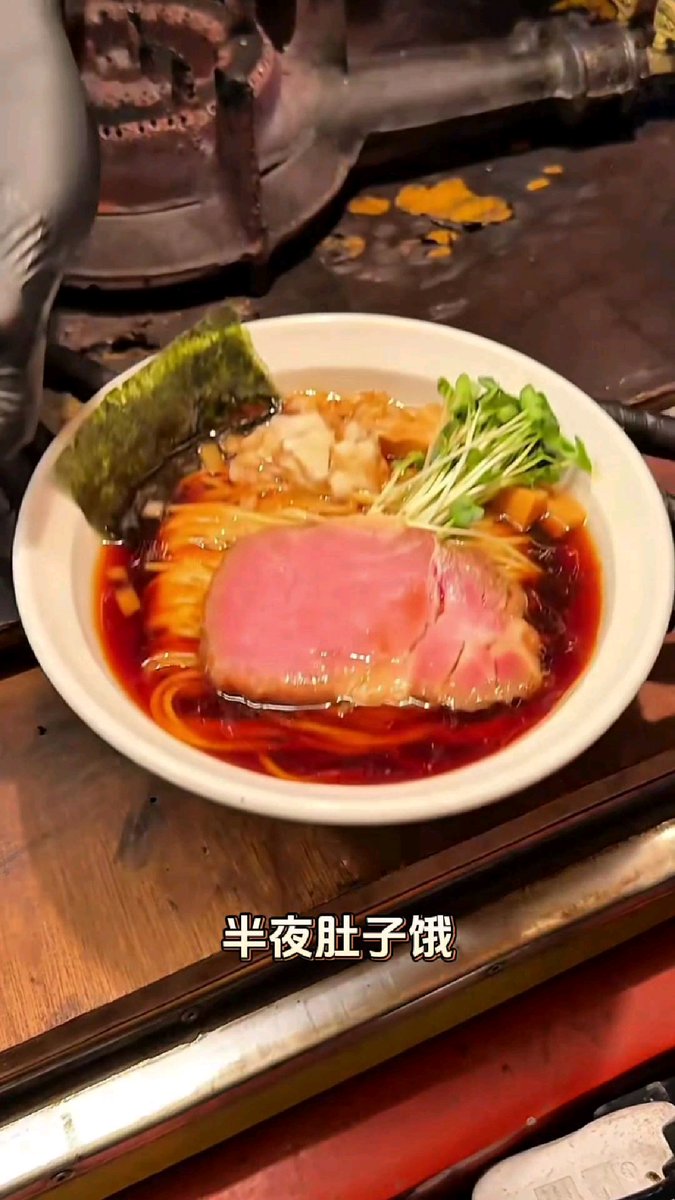 Princrznae36's tweet photo. Late-night ramen stall, steamy broth curling with smoke under warm string lights. A lone regular nods, slurping happily—nothing fixes a tired day like this. https://t.co/6fJLiUruVN