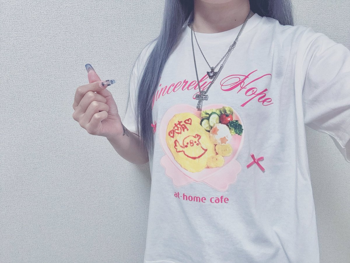 gomi___00's tweet photo. 最近は初日にちいかわ見に行ったり、発売日ダッシュしてひよこさんオムライスのTシャツを買いに行くなどしました。ちなみに入場特典はモモンガ自引きしました神 https://t.co/eZIVhYEFc9