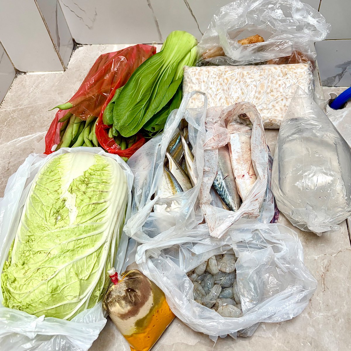 piteeto's tweet photo. rutinitas hari minggu ke pasar 🐟🦐🥬 https://t.co/2qHCN9iSxY