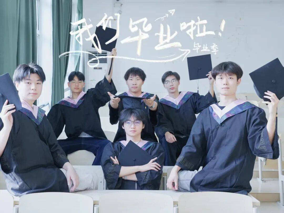 AnthonyWat97's tweet photo. 拍了最后一张毕业照，风把学士帽吹到草坪上，手机里还存着室友抢我奶茶的表情包，就把这段热乎的青春存进相册啦！ https://t.co/9kXXGONqJK