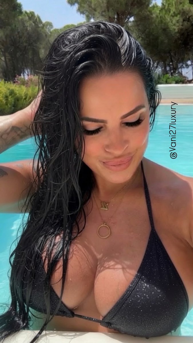 Vani27luxury's tweet photo. Ich, wie ich darüber nachdenke und schmunzel, dass manche einfach ein 🔐 tragen, nur damit sie weiter folgsam gehalten werden! https://t.co/f08TcpmRq4
