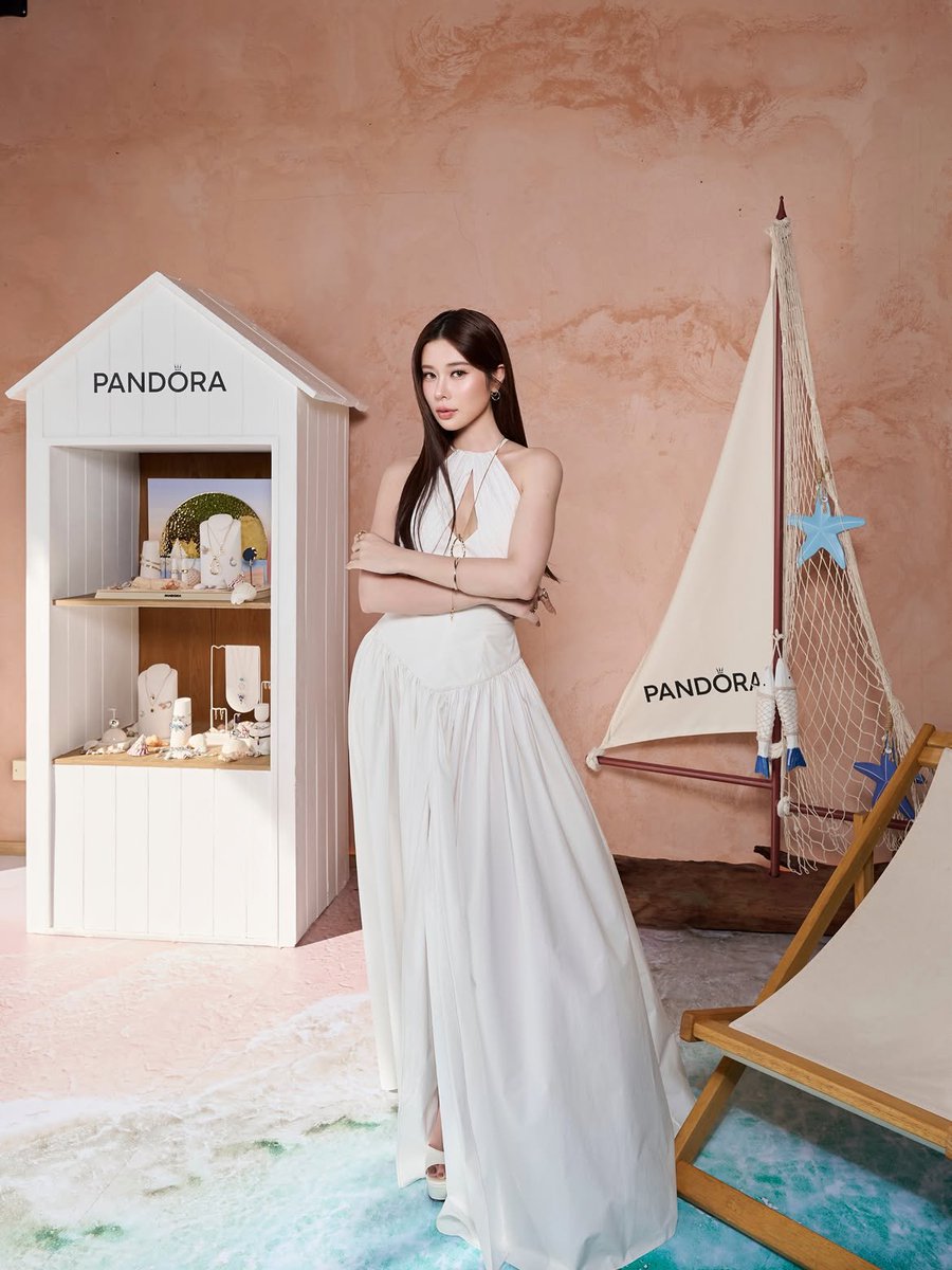 KaoAegisVN's tweet photo. 260726 #supassra_sp IG update
PANDORA ESSENCE OF SUMMER inspired by the beauty of summer rain ✨
Effortless, radiant, and designed to shine with you every day
@/theofficialpandora #PANDORATHAILAND
#PANDORAESSENCE
#TANACHIRA
1/3 https://t.co/QLKsXayFxr
