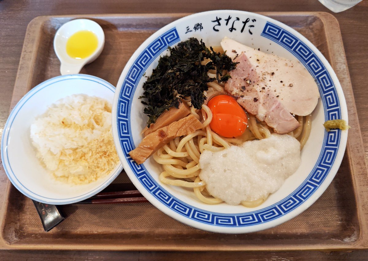 kazuuu11's tweet photo. 今週日曜の1杯、北千住の『つけめんさなだ』で限定の冷やしとろろ玉子まぜそば♪昨年食べて好印象だったこちらを求めて。

開化楼のムッチリとした太麺に醤油タレとトロロと卵黄がよく絡みうまい(⁠^⁠^⁠)q特に卵黄の存在感が中々で旨味が充分。

残ったタレを鶏節のご飯にかけてTKGも絶品♪ https://t.co/8GqRvPIXFL