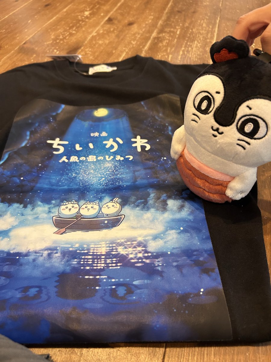 milky002010's tweet photo. 映画のTシャツとセイレーンちゃんのぬいキーホルダー🐟 https://t.co/I4rMGgxHUG