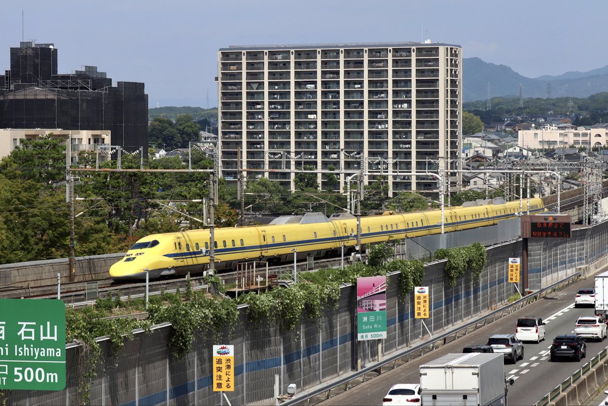 n221k's tweet photo. ディズニーラッピングと、ドクターイエローを、母校の近くで。
写真を撮るようになったのが母校に通ってからで、その時から見ていたドクターイエローがもういなくなると思うと、寂しいねぇ… https://t.co/wjHegMJyk2
