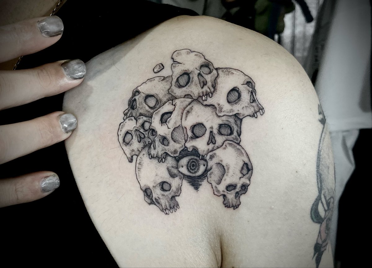 xi17_ink's tweet photo. 骸骨×目
thanks!
#tattoo
#タトゥー
#彫り師
#tattooist
#東京タトゥー https://t.co/BEotyd5jrP