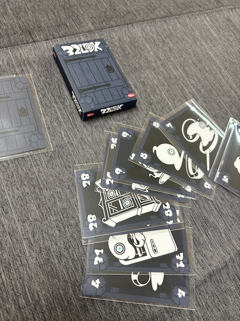 tmtk75's tweet photo. #横浜ボドゲ会 #重ゲーで遊ぶ特別会 に参加しました。
同卓して頂いた皆さん、ありがとうございます。のべ約10時間のプレイ、終わる頃にはふらふらでした。

32LDK🆕
ピラミッドパワー🆕
Trickerion🆕
シャドウレイダーズ🆕
フェヤズ・スワンプ🆕

32LDK
他プレイヤーの手札からHighカードをプレイできると気持ちいい。もしくは連番の間を抜くとか。

ピラミッドパワー
13の処理を間違えて11以上がキツキツになってしまった。写真撮り忘れちゃったな。

Trickerion
念願のトリッケリオン。プレイ時間は約5時間/3人だったか。毎ラウンドの行き先決定が非常に悩ましくも楽しい。

シャドウレイダーズ
6人プレイでシチズン。レイダースを全滅させて勝利。いい正体隠匿ですね。8人くらいでまたやりたいですね。

フェヤズ・スワンプ
3人でプレイ。時間の都合で3Rまで。ワーカープレイスメント＋エリアマジョリティで、シンプルに面白いです。3人だと結構のびのびプレイできちゃいますな。