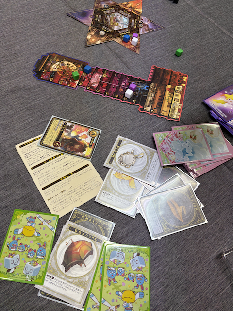 tmtk75's tweet photo. #横浜ボドゲ会 #重ゲーで遊ぶ特別会 に参加しました。
同卓して頂いた皆さん、ありがとうございます。のべ約10時間のプレイ、終わる頃にはふらふらでした。

32LDK🆕
ピラミッドパワー🆕
Trickerion🆕
シャドウレイダーズ🆕
フェヤズ・スワンプ🆕

32LDK
他プレイヤーの手札からHighカードをプレイできると気持ちいい。もしくは連番の間を抜くとか。

ピラミッドパワー
13の処理を間違えて11以上がキツキツになってしまった。写真撮り忘れちゃったな。

Trickerion
念願のトリッケリオン。プレイ時間は約5時間/3人だったか。毎ラウンドの行き先決定が非常に悩ましくも楽しい。

シャドウレイダーズ
6人プレイでシチズン。レイダースを全滅させて勝利。いい正体隠匿ですね。8人くらいでまたやりたいですね。

フェヤズ・スワンプ
3人でプレイ。時間の都合で3Rまで。ワーカープレイスメント＋エリアマジョリティで、シンプルに面白いです。3人だと結構のびのびプレイできちゃいますな。