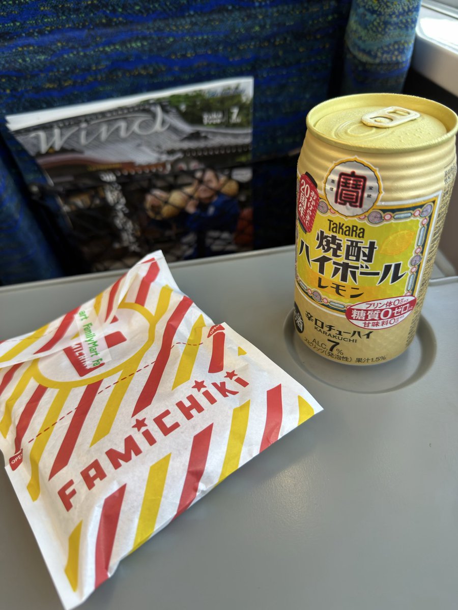 acme_chisa's tweet photo. 飛び交う怒号、トイレの行列、見た事ないぐらい申し訳無さそうなCAさんの顔、赤ちゃんの鳴き声、アメリカの仕事がとんだと嘆く隣のオジ....

僕は大丈夫です、どんな時でも気持ち切り替えて楽しめる人間なので
攻殻機動隊3話まで観ました🧑‍💻 https://t.co/4hw6h98jVS