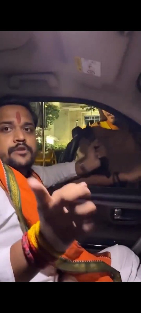 Kumarhimanshuu0's tweet photo. युवाओं से किए गए आश्वासन के कुछ घंटों बाद ही भाजपा नेताओं पर कथित दुर्व्यवहार और वादाखिलाफी के आरोप लगे हैं। एक वीडियो सामने आने के बाद आंदोलनकारियों ने संबंधित नेता की तत्काल गिरफ्तारी की मांग की है। उनका आरोप है कि भाजपा अपने ही वादों से पीछे हट रही है। https://t.co/4WRJpahzjZ