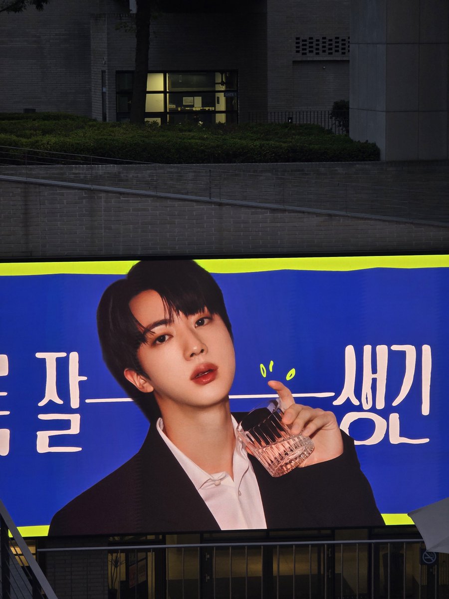 __universe_1204's tweet photo. 길 가다 자만추했던 '잘 생긴 진'🫶
역시 미남은 크게 보는 게 맞다...!

#JIN #방탄소년단진 #BTSJIN #진 https://t.co/Ywxar7VRBK