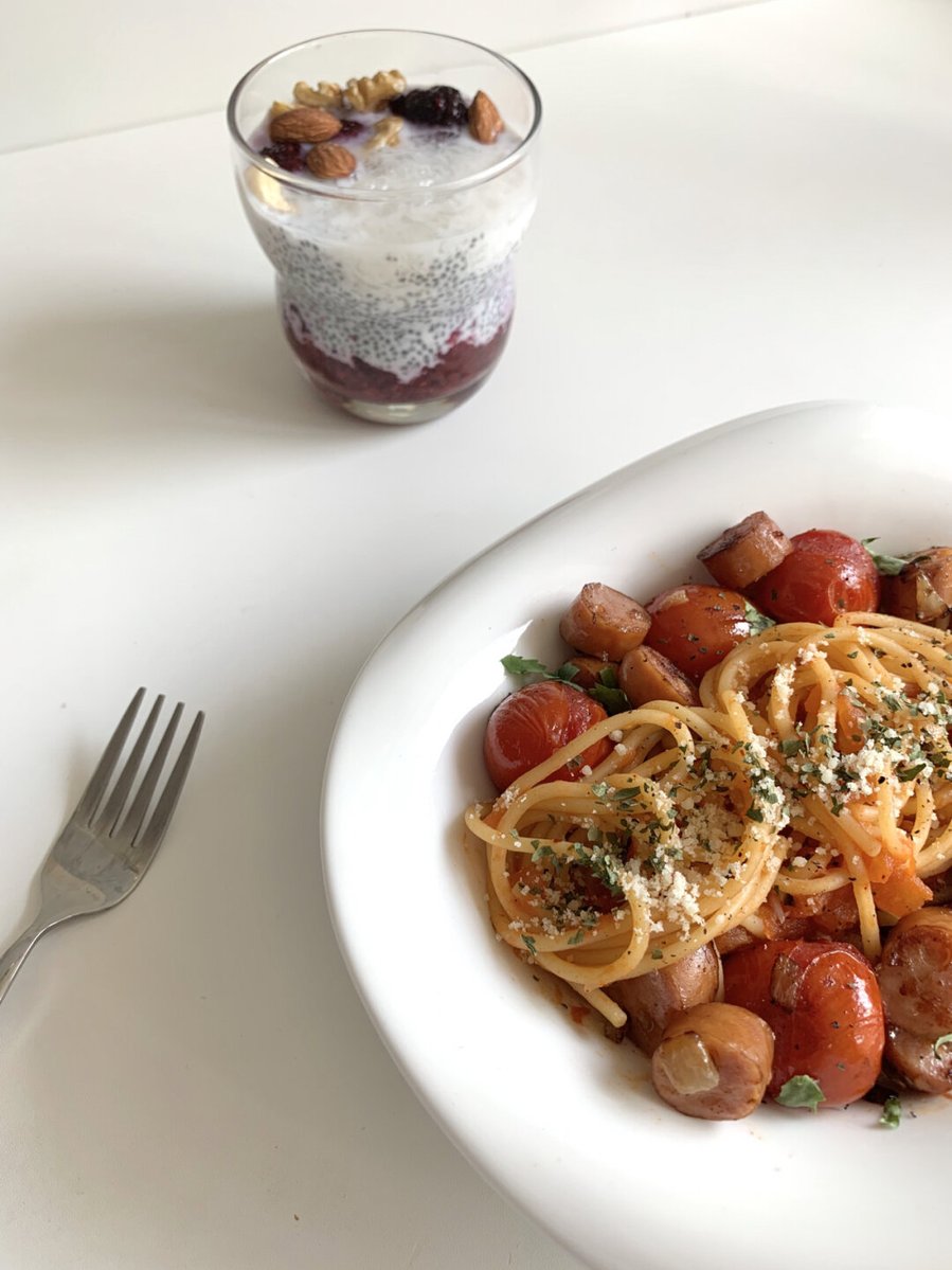 kostyan_ry's tweet photo. Just nailed this 15-min garlic butter pasta with cherry tomatoes u0026 basil  So cozy and perfect for busy weeknights! https://t.co/iJvsT0VZVD