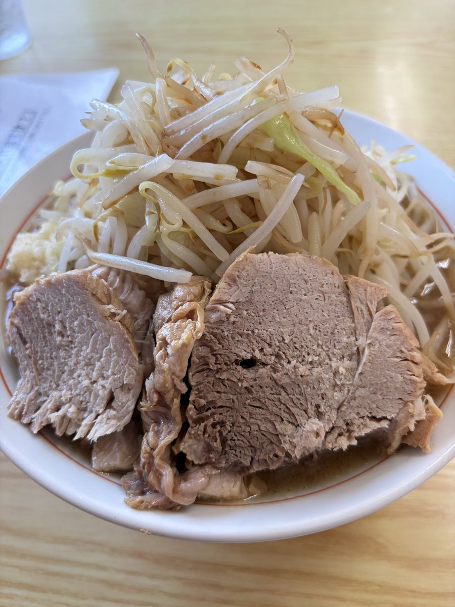 Shin33R's tweet photo. 麺活 24杯目
館山の貴重な二郎系、ゆのんずラーメンさんの長期お休み前に滑り込み。
美味しいのは勿論だけどご夫婦の人柄の良さにお客さんが付いてるのが本当によくわかる。
しっかりとお休みしていずれまた元気にお目にかかりたいですね。

#ゆのんずラーメン https://t.co/nhjffEKW19