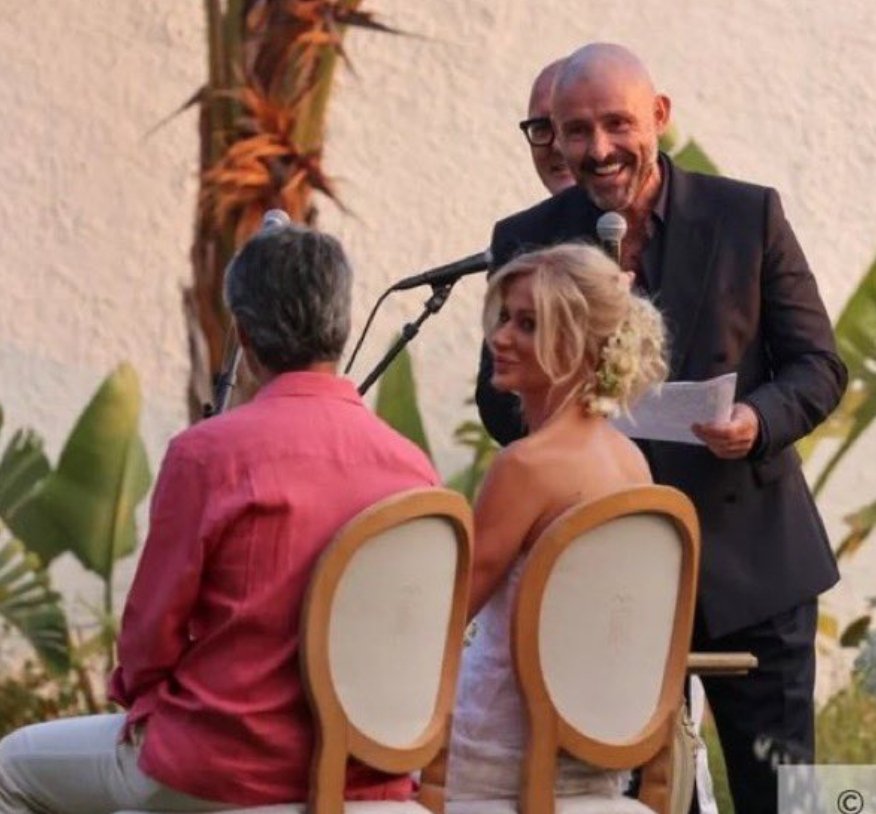 caminantes21's tweet photo. Anda, mira quién estaba en la boda de Susana "Pluralidad" Griso. Lo mismo solo lo contrataron para llevar las bolsas... https://t.co/EnWHXJuN5e