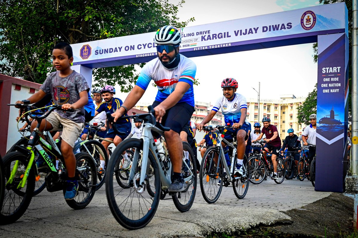 IN_HQSNC's tweet photo. 🇮🇳 A Tribute in Motion. A Commitment in Action 🚴
On #KargilVijayDiwas, personnel and families of #SouthernNavalCommand came together for the Fit India – Sunday on Cycle initiative, paying tribute to the courage, valour and supreme sacrifice of the heroes of Kargil.
Every turn of the wheel honoured their legacy while reaffirming our commitment to fitness, unity and service to the nation.
Pedalling in honour. Serving with pride.
#IndianNavy #NationFirst #FitIndia #HealthyIndia
@indiannavy @IndiannavyMedia @SpokespersonMoD @DefencePROkochi @FitIndiaOff @MoHFW_INDIA