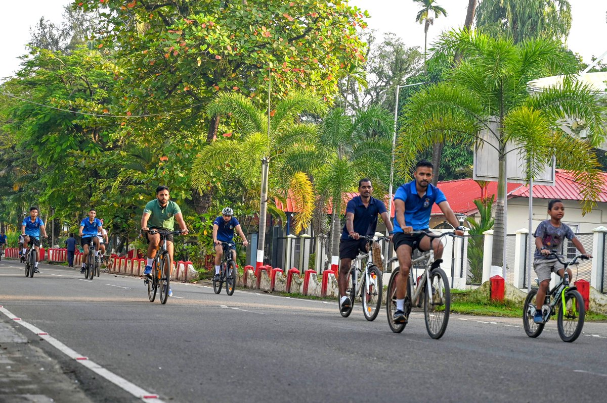 IN_HQSNC's tweet photo. 🇮🇳 A Tribute in Motion. A Commitment in Action 🚴
On #KargilVijayDiwas, personnel and families of #SouthernNavalCommand came together for the Fit India – Sunday on Cycle initiative, paying tribute to the courage, valour and supreme sacrifice of the heroes of Kargil.
Every turn of the wheel honoured their legacy while reaffirming our commitment to fitness, unity and service to the nation.
Pedalling in honour. Serving with pride.
#IndianNavy #NationFirst #FitIndia #HealthyIndia
@indiannavy @IndiannavyMedia @SpokespersonMoD @DefencePROkochi @FitIndiaOff @MoHFW_INDIA