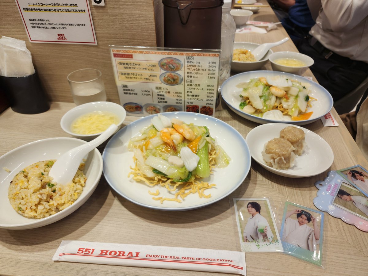 1choco7's tweet photo. トークショーの１部と２部の間で551食べてきた！
美味しかった😋 https://t.co/he92DTJdM1