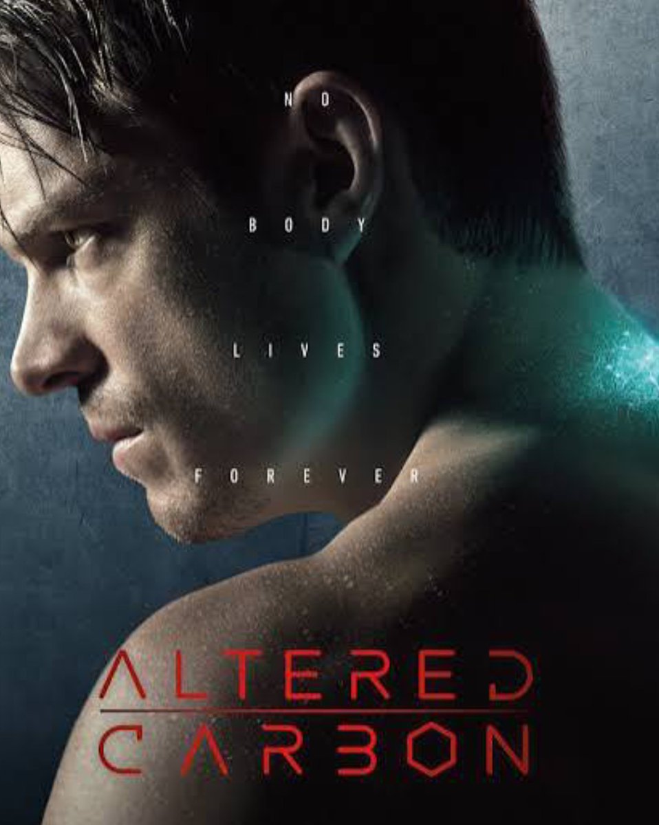 elcriticopol's tweet photo. En la serie Altered Carbon se ve claramente la lucha de clases y la crueldad de los ricos. Al saberse inmortales, intentan cuidar el ambiente, pero ellos ya contaminaron todo para enriquecerse. Ahora prohíben que los demás lo hagan. Ahora los pobres viven en la basura, mientras los ricos viven en las nubes.
El autor es muy claro al burlarse de cómo el capitalismo va a destruir a la mayoría de la población, mientras los ricos seguirán viviendo a costa de los trabajadores.