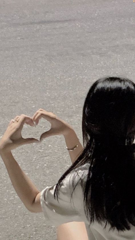 Nachito58032156's tweet photo. Street moment two hands shaping a heart, sending love to the world
GBBw https://t.co/Bko2fRXi8f