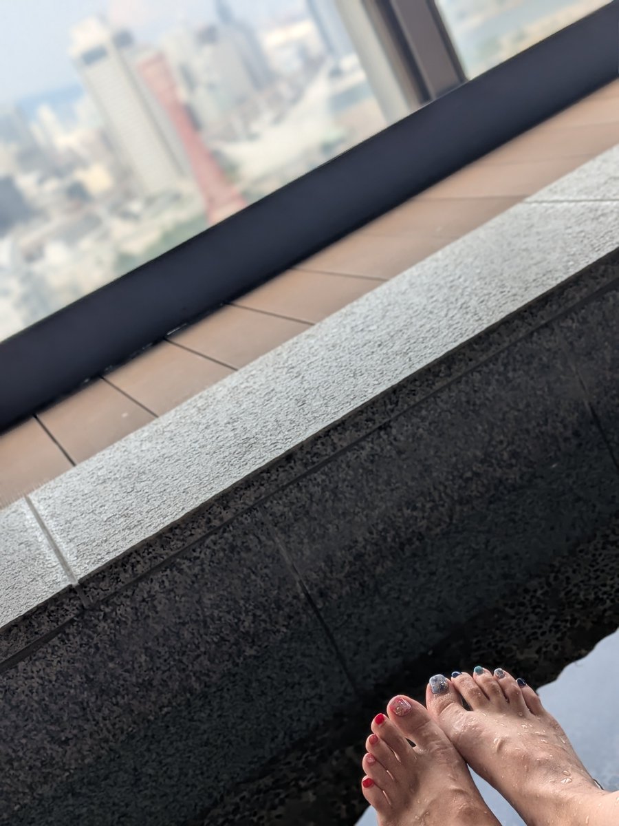 toma5124's tweet photo. 4月ぶりの推し活です♨
最近平日は帰っちゃうと家から出たくなくなるもんで😅
今日は大きいお風呂に入りたくて来た←
足湯屋上やけど室内（？）なので暑い👣

今日は推しの声もいっぱい聞けたし、そろそろ帰りますかね🚌

#シュガーズ
#アカペラ聞くと歌いたくなるねぇ🎤 
#足のネイルはDOMOTO用❤💙 https://t.co/RZmseeCC5a