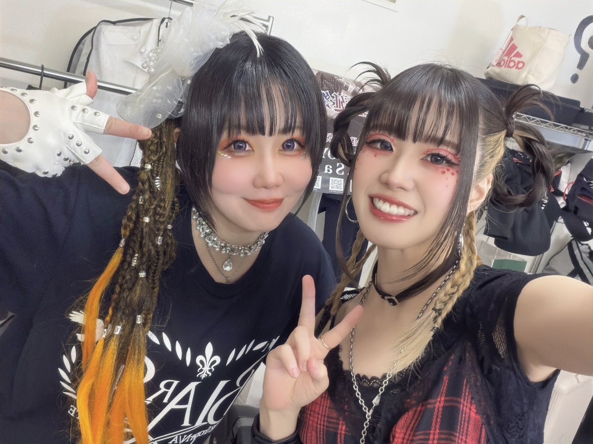 NA_shc4's tweet photo. ICEMATE❄️
ツアー初日おつかれ様でした！！
準備に追われる日々だったけどようやくスタートしたね
あとはファイナルに向けて走り切るだけ
正直始まる前から挫けそうになることはたくさんあったけど、2マンだからこそ一緒に頑張る仲間がいるからこそ、私達きっとまだまだやれるよね
一緒に夢叶えようね https://t.co/pw0IJL6nWK