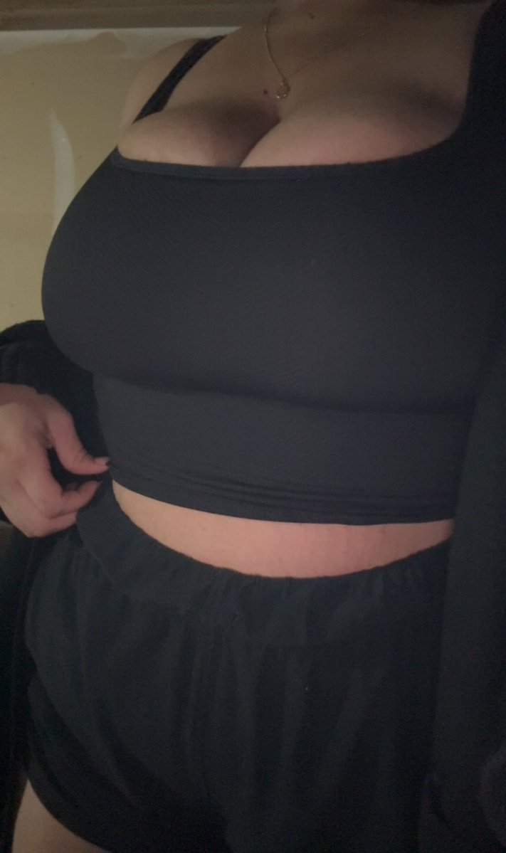 hexgurll69's tweet photo. can you tell i love to wear black? 

#nsfwtwt #nsfw #nsfwtwtًً https://t.co/EO759VD9if