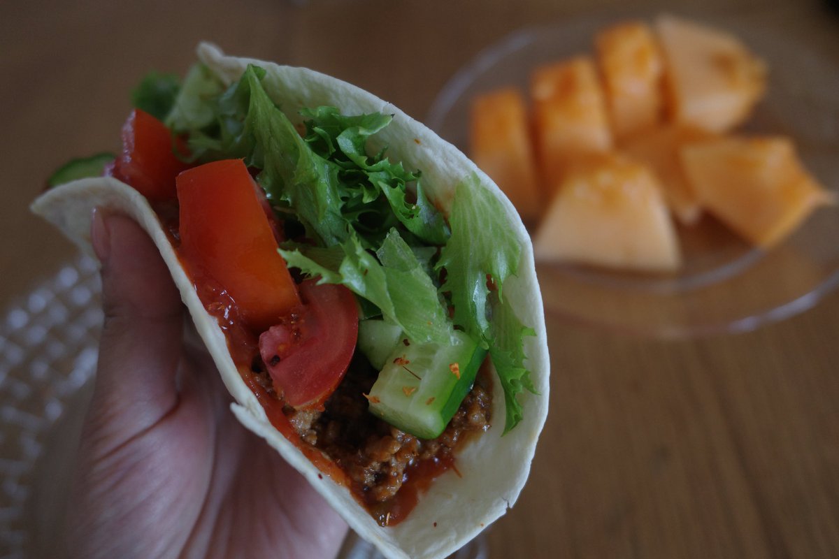 NAO_____28's tweet photo. 🌮🍈

簡単で美味しいタコスはお昼ごはん🌮
美味しいメロンはデザートに🩷

#おうちごはん #料理 #料理好き #野菜 #無農薬 https://t.co/mIbHDqErvc