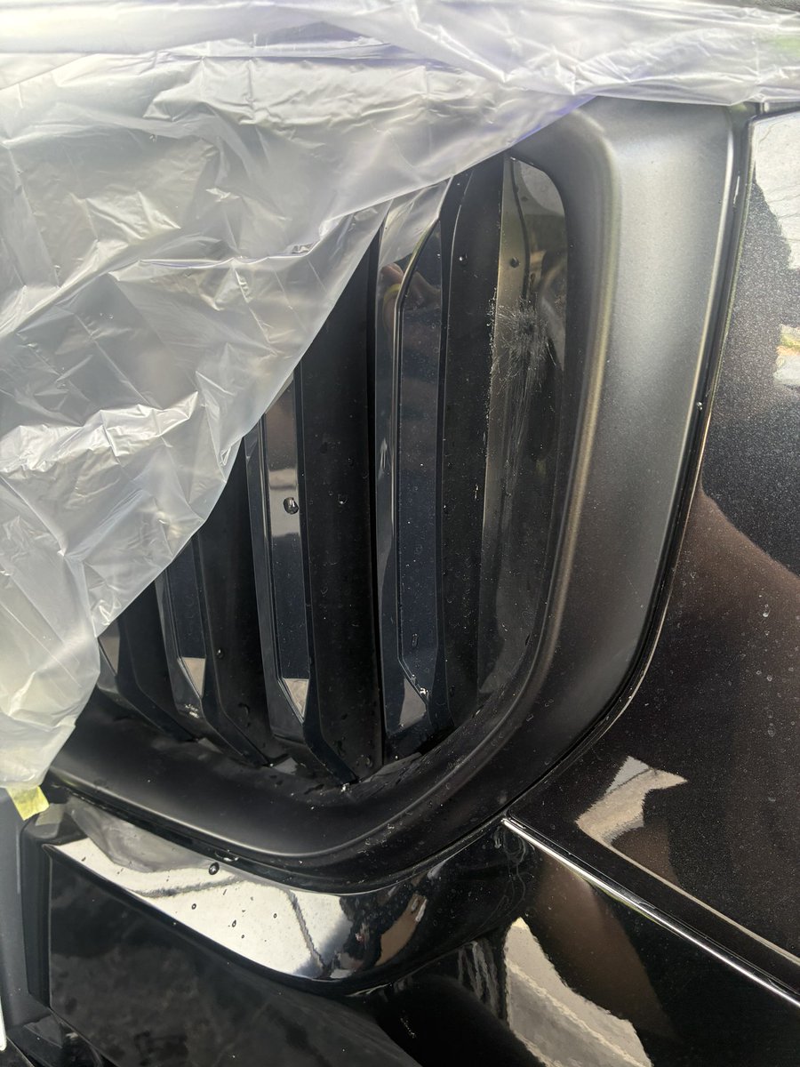 Uncuoreofficial's tweet photo. 今回の作業車両
グリルがマットブラックで非常に嫌な予感がするので、一旦グリル周りは後回しにしてマスカーテープ＆マスキングで封印
マスキングしても跡になってしまう可能性があるので、普通の塗装部分まで範囲を広げて封印
艶消しのパーツって本当に気を遣います。 https://t.co/goyGSHLovY