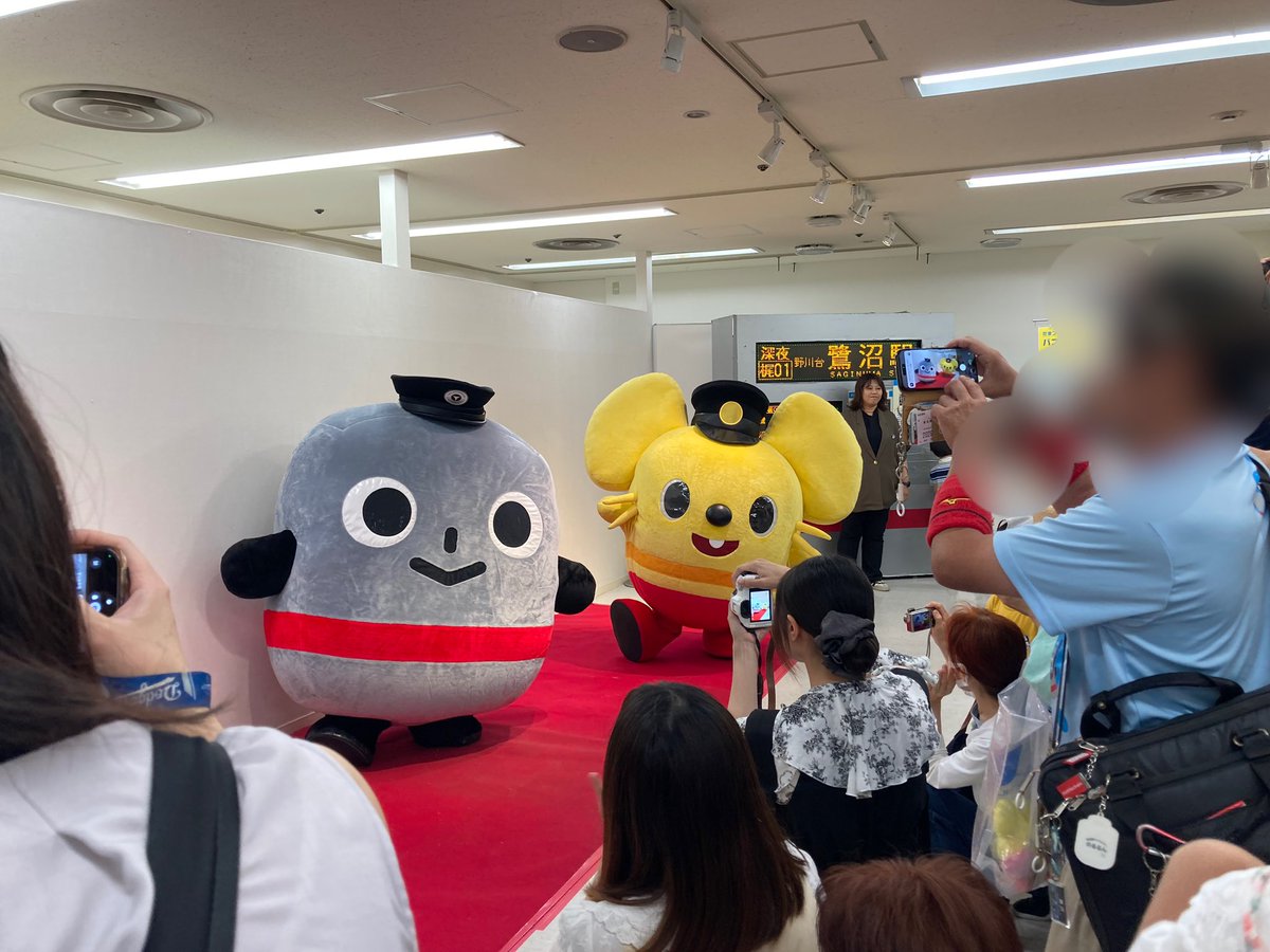 tokyu_bus's tweet photo. 『たまプラーザ発 #バスグッズフェア』🚍

#ノッテちゃん、今日は #かなみん に会えて、とってもうれしそう😆
バックヤードでツーショット撮れたよ📸✌🏻

今回は会場に来ることができなかったお友だちにも、また別のイベントで会えるのを楽しみにしています☺️👋🏻

#東急バス https://t.co/cwa5EhXGcv