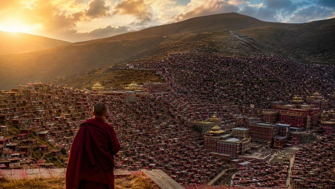 quansiwu's tweet photo. Thousands have gathered at Larung Gar to study Buddhist teachings, making it one of the world's most influential centres of monastic education. #SaveLarungGar #LarungGar #ChinaDemolitionDrive https://t.co/Ey0r9FGtja