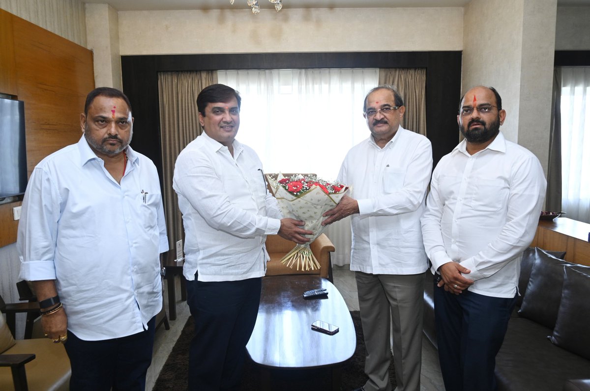 dbmahadik's tweet photo. महाराष्ट्र राज्याचे जलसंपदा मंत्री मा. ना. @RVikhePatil साहेब कोल्हापूर दौऱ्यावर आले असता यानिमित्त त्यांची सदिच्छा भेट घेतली व स्वागत केले.
यावेळी आमदार मा. अमल महाडिक, आमदार मा. राजेंद्र पाटील-यड्रावकर उपस्थित होते.
#welcome #kolhapur #doura #radhakrushnavikhepatil https://t.co/quXHMnxWjw