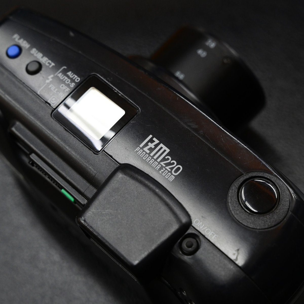 champcamera's tweet photo. 中古　OLYMPUS IZM 220　￥5,800-　by #青葉台 店

28mm～56mmの広角ズームに、途中で切り替え可能なパノラマ機能を搭載した、#コンパクトフィルムカメラ📸
大きめなボディはホールド感が良く、操作もシンプルで簡単なのが◎
手軽に写真を撮りたい方にオススメです(^^)

※こちらの個体はリコール点検・対策済です。

東急田園都市線の青葉台駅から徒歩3分
チャンプカメラ青葉台店（☎045-982-8311）にて販売です。
#OLYMPUSIZM220 #横浜青葉台 #田園都市線
https://t.co/3DciCgEgUv