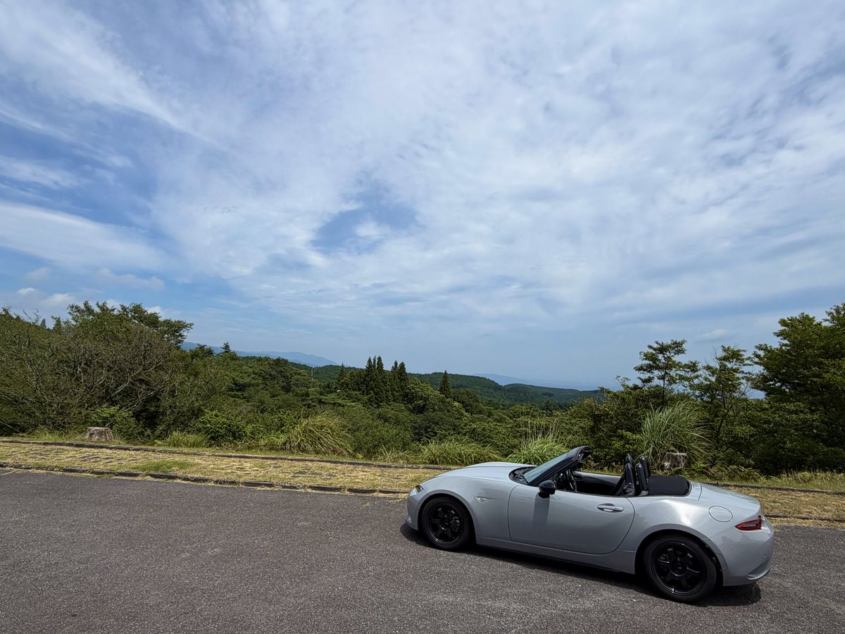 nuu2500's tweet photo. 青山高原道路ステッカー入手。
駐車場入ったら子供達が元気に手を振ってくれて嬉しかった☺️
ついでにさかきばら風の館っていう風力発電がたくさんある峠道も入ってきた。
……あいつら大きすぎて勝てそうになかった……。(勝とうとしてる) https://t.co/CyiFVvFo8J