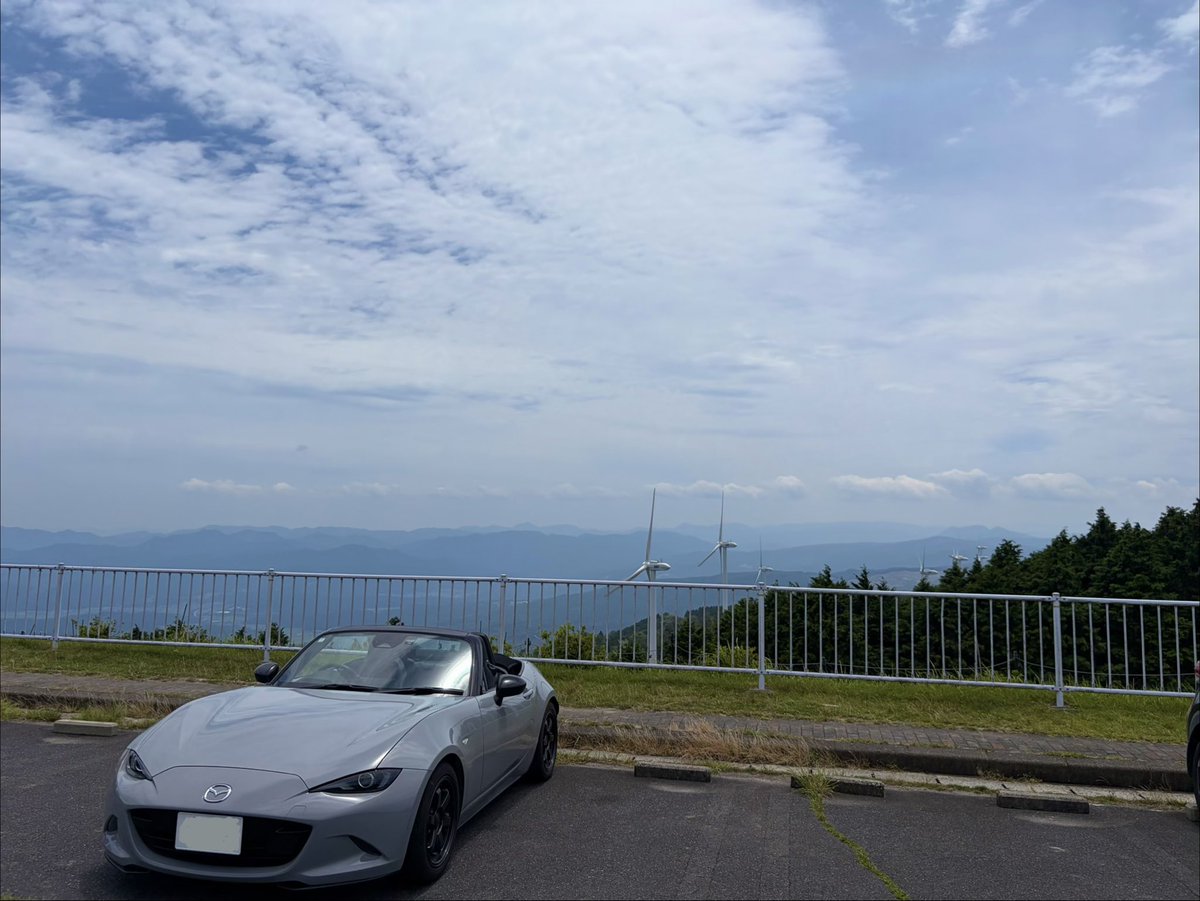 nuu2500's tweet photo. 青山高原道路ステッカー入手。
駐車場入ったら子供達が元気に手を振ってくれて嬉しかった☺️
ついでにさかきばら風の館っていう風力発電がたくさんある峠道も入ってきた。
……あいつら大きすぎて勝てそうになかった……。(勝とうとしてる) https://t.co/CyiFVvFo8J